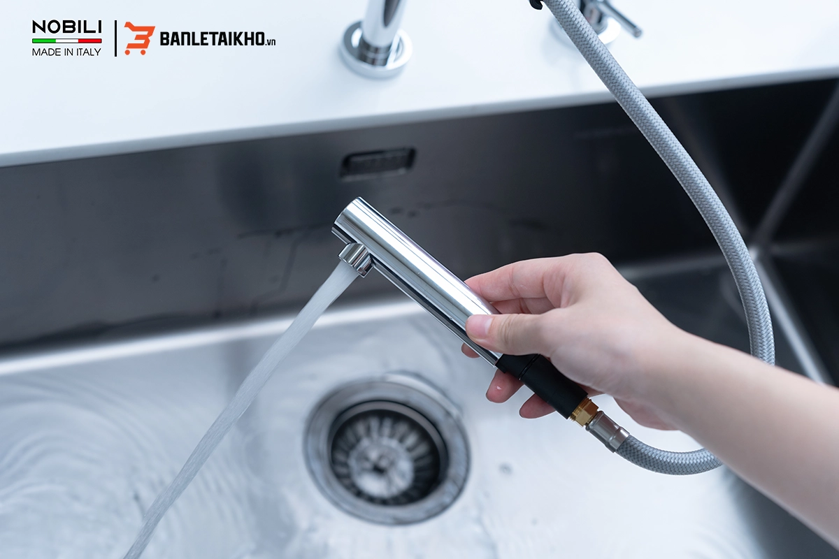 Tay vòi di chuyển linh hoạt