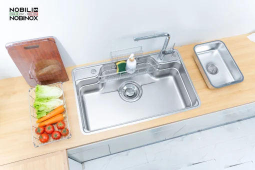 Bồn rửa chén Nobinox Liken NL792D với bề mặt inox sáng bóng, dễ vệ sinh.