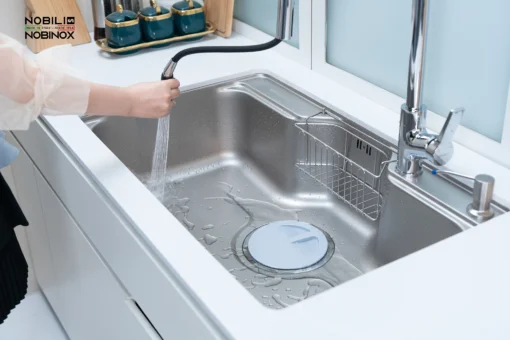Chậu rửa bát Nobinox Liken NL725D giúp căn bếp trở nên gọn gàng.