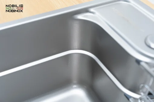 Chậu rửa bát Nobinox Liken NL792D được làm từ chất liệu inox chống oxi hóa.