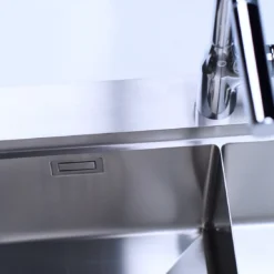 CHẬU RỬA BÁT 2 HỐ NOBINOX LUMIA NJ522 với thiết kế bồn rửa chén inox hiện đại, chậu rửa chén tiện dụng cho mọi gian bếp