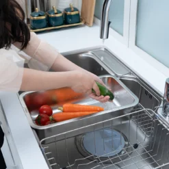 Chậu rửa bát 1 hố Nobinox Liken NL725D với bề mặt sáng bóng, dễ vệ sinh.