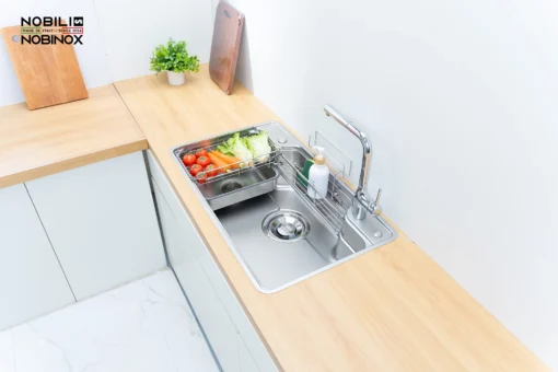 Chậu rửa bát Nobinox Liken NL792D với bề mặt mịn màng và dễ dàng làm sạch.